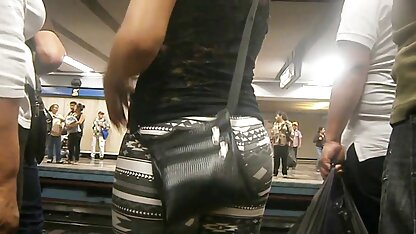 Cô gái ngồi xuống với âm hộ cạo trọc của mình trên séc máy bay bà già boner của vận động viên