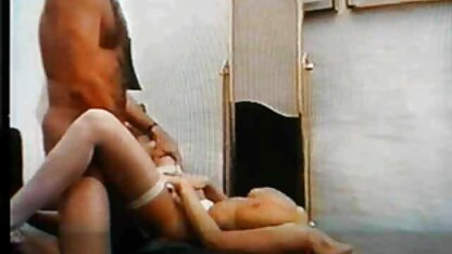 Một trẻ blondie quyến rũ một secmaybay trưởng thành brunette