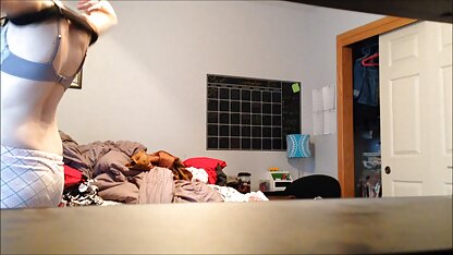 Một cô gái mặc váy secmaybay đối phó với hai dương vật cùng một lúc