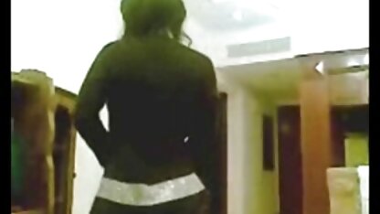 Busty phim sec may bay ba gia chó cái nhảy trên một dầy vòi nước