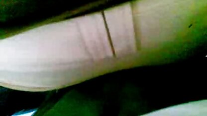 Tóc vàng trong vớ masturbates trên các đi phim sec máy bay bà già văng