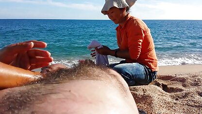 Một đẹp tóc vàng hút kẻ video sec ba gia dicks và được lên doggystyle