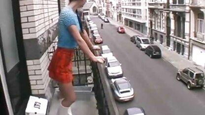 Hai anh chàng kéo một vận động viên thể hình to lớn ở phimsec may bay ba gia các tư thế khác nhau