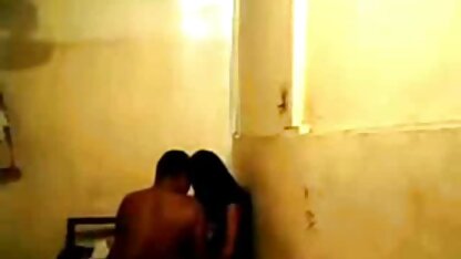 Cô gái vì tiền thực hiện một thổi sec ba gia my kèn và có tình dục