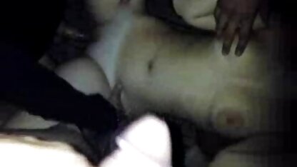 Áo choàng đen với clip sec may bay ba gia một cô gái tóc nâu